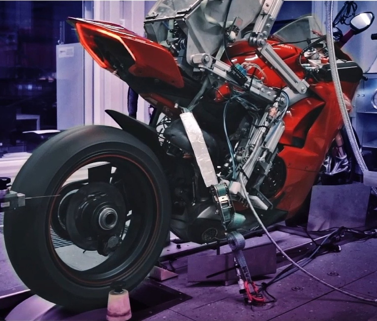 Akrapovič 廠內馬力機上的測試車