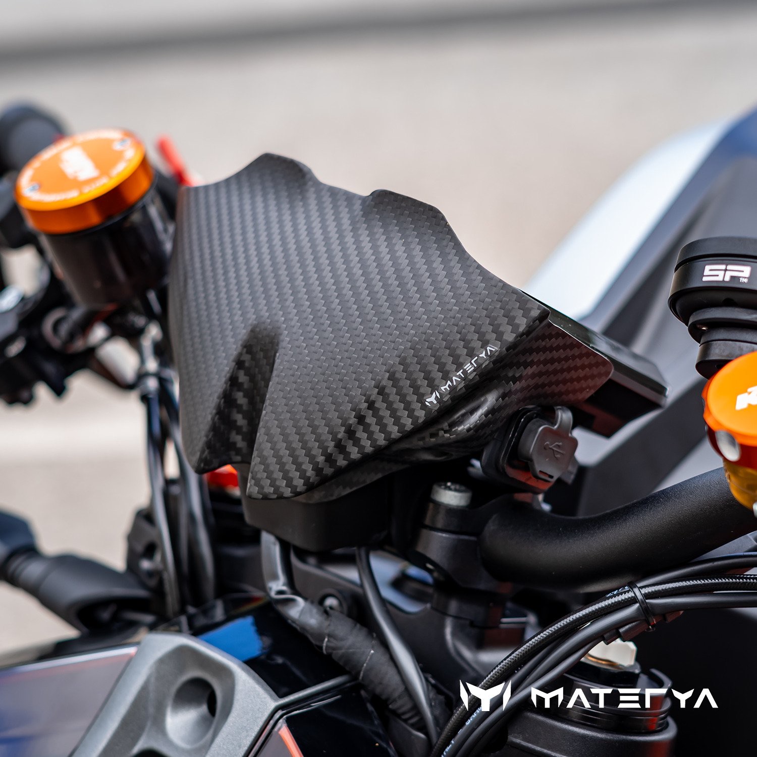 MATERYA 碳纖維風鏡的裝車特寫