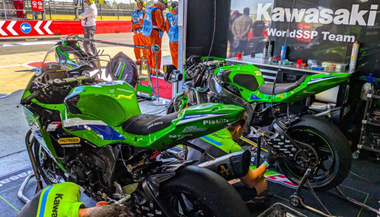 世界 Supersport 車隊維修區內的 Kawasaki 賽車