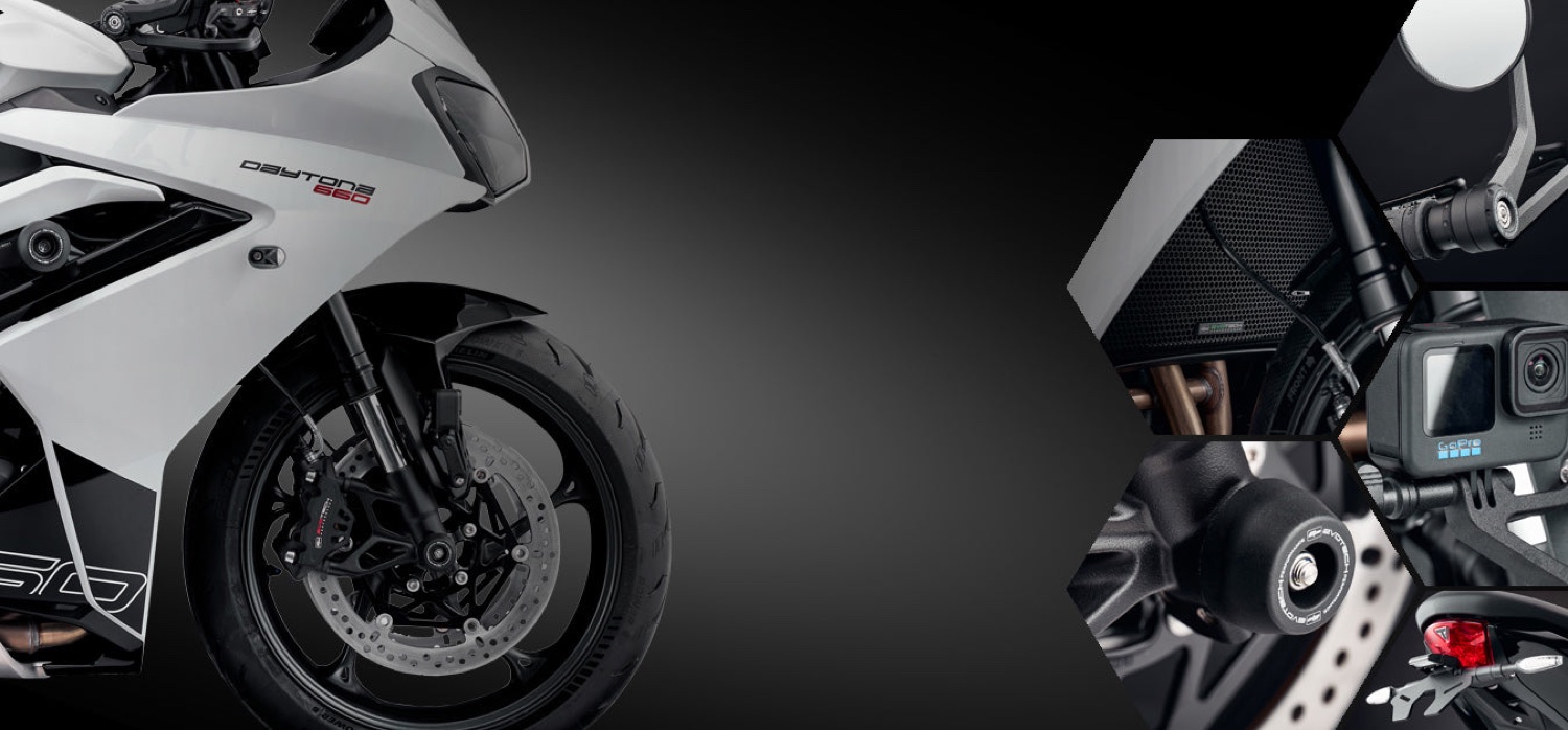 配掛 Evotech Performance 部品的 Triumph
