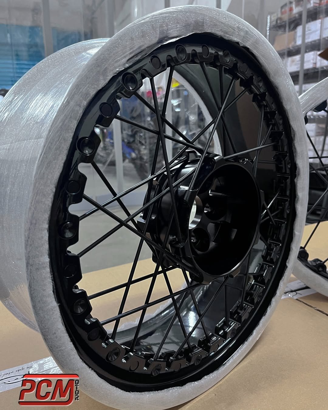 Kineo 鋼絲框於工作台上