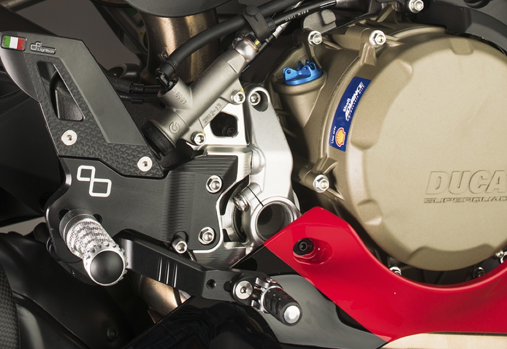 配掛 LighTech 腳踏後移組的 Ducati