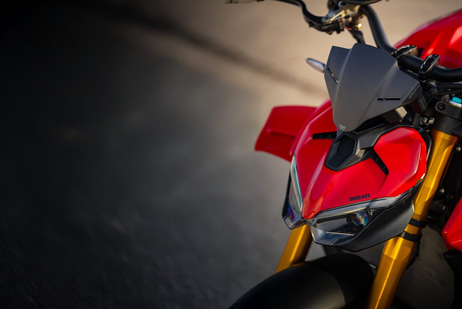 MATERYA 碳纖維風鏡裝於 Ducati 車頭