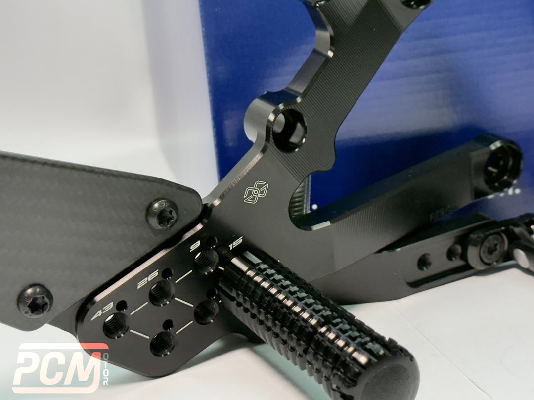 Gilles Tooling CNC 腳踏組特寫，可見多段調節刻度與碳纖踏板